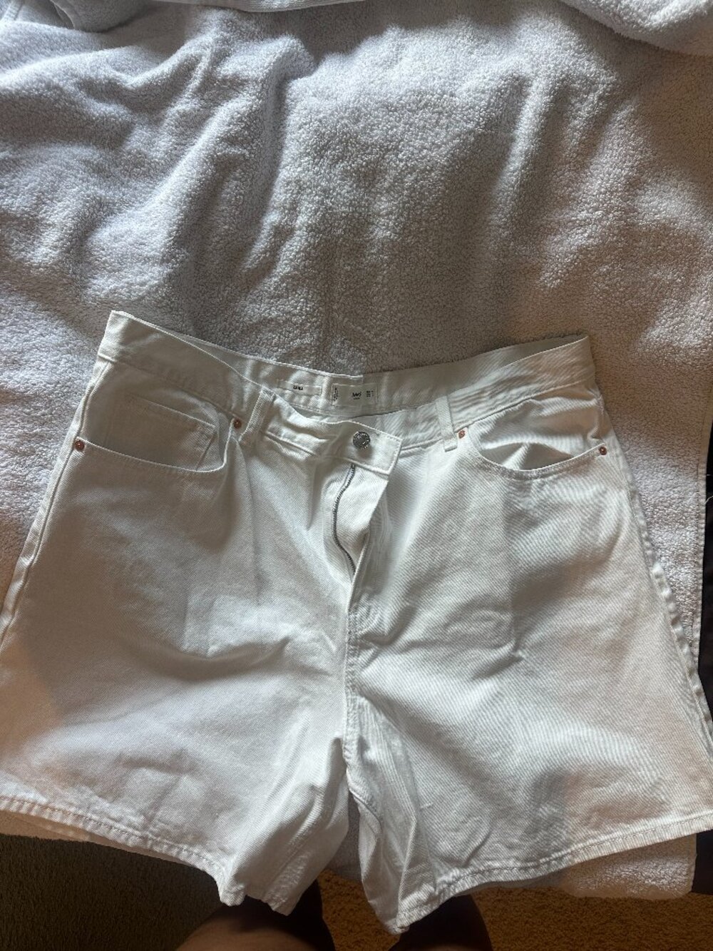 Mango "Zaida" White Denim Shorts — Size 18 (EUR 50 / MEX 17)